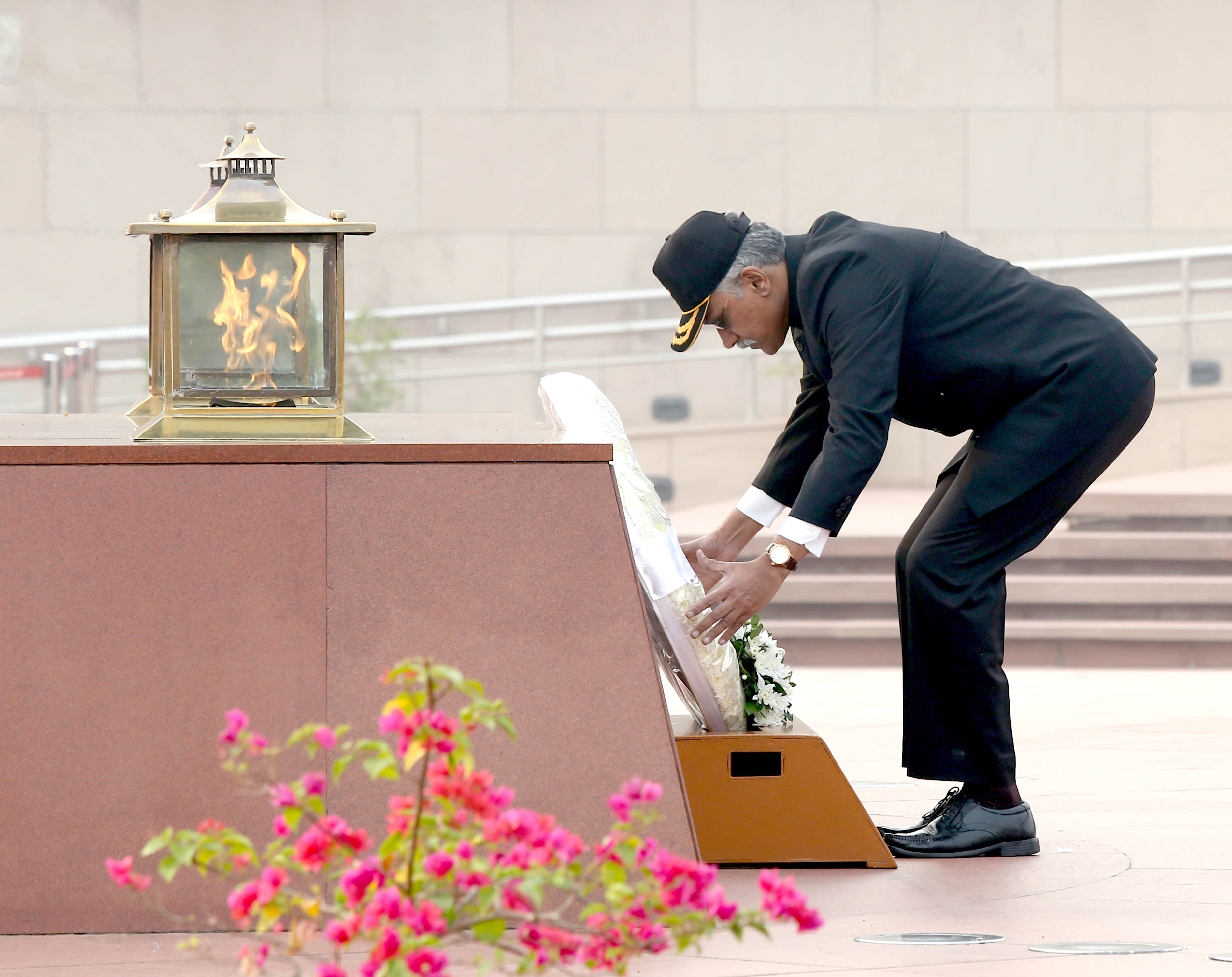 श्री गिरिधर अरमने 01 नवंबर 2022 को रक्षा सचिव का पदभार संभालने से पहले नई दिल्ली में राष्ट्रीय समर स्मारक पर पुष्पांजलि अर्पित करते हुए।