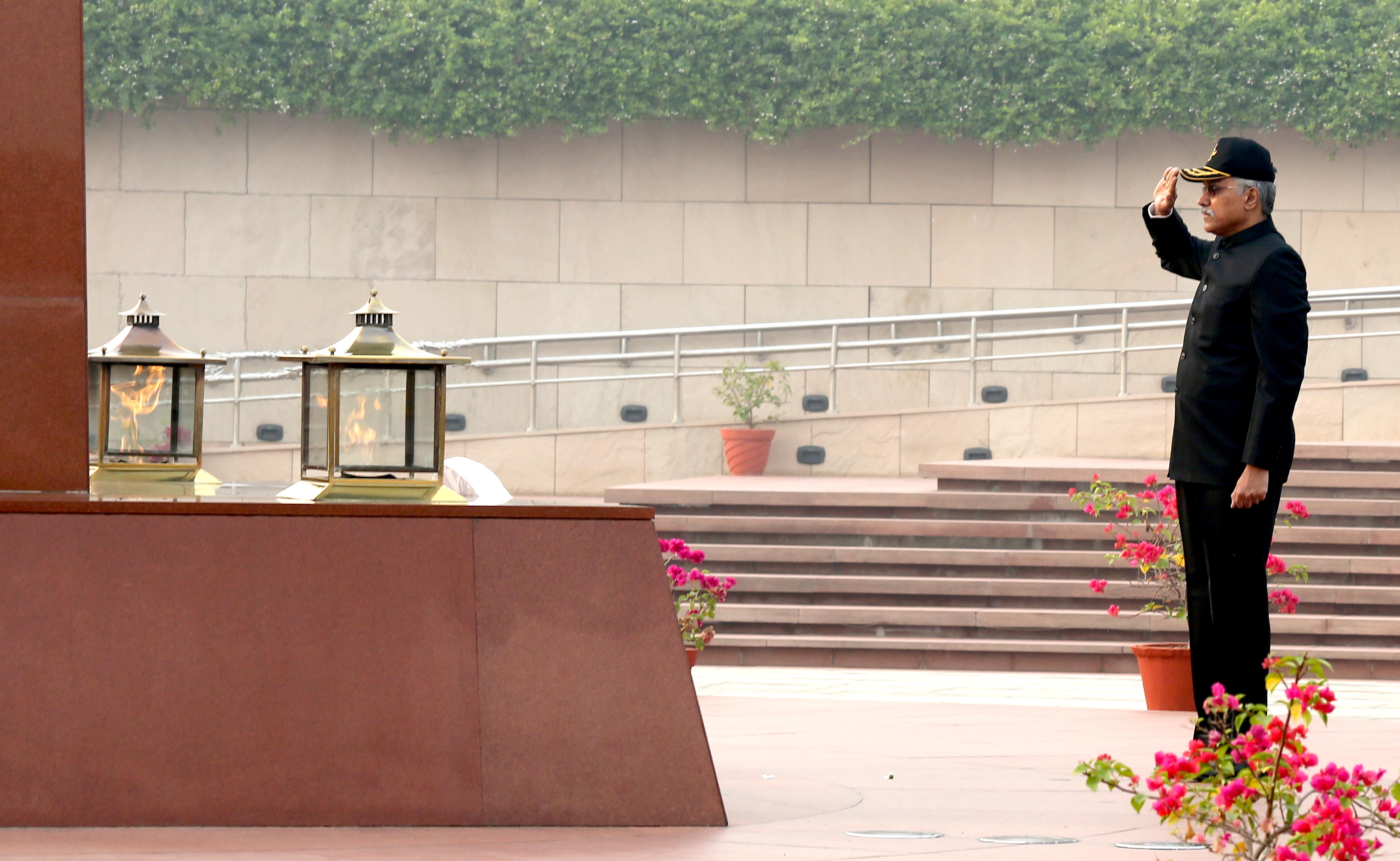 Shri Giridhar Aramane paying homage to the fallen heroes at National War Memorial in New Delhi before assuming the office of Defence Secretary on November 01, 2022.