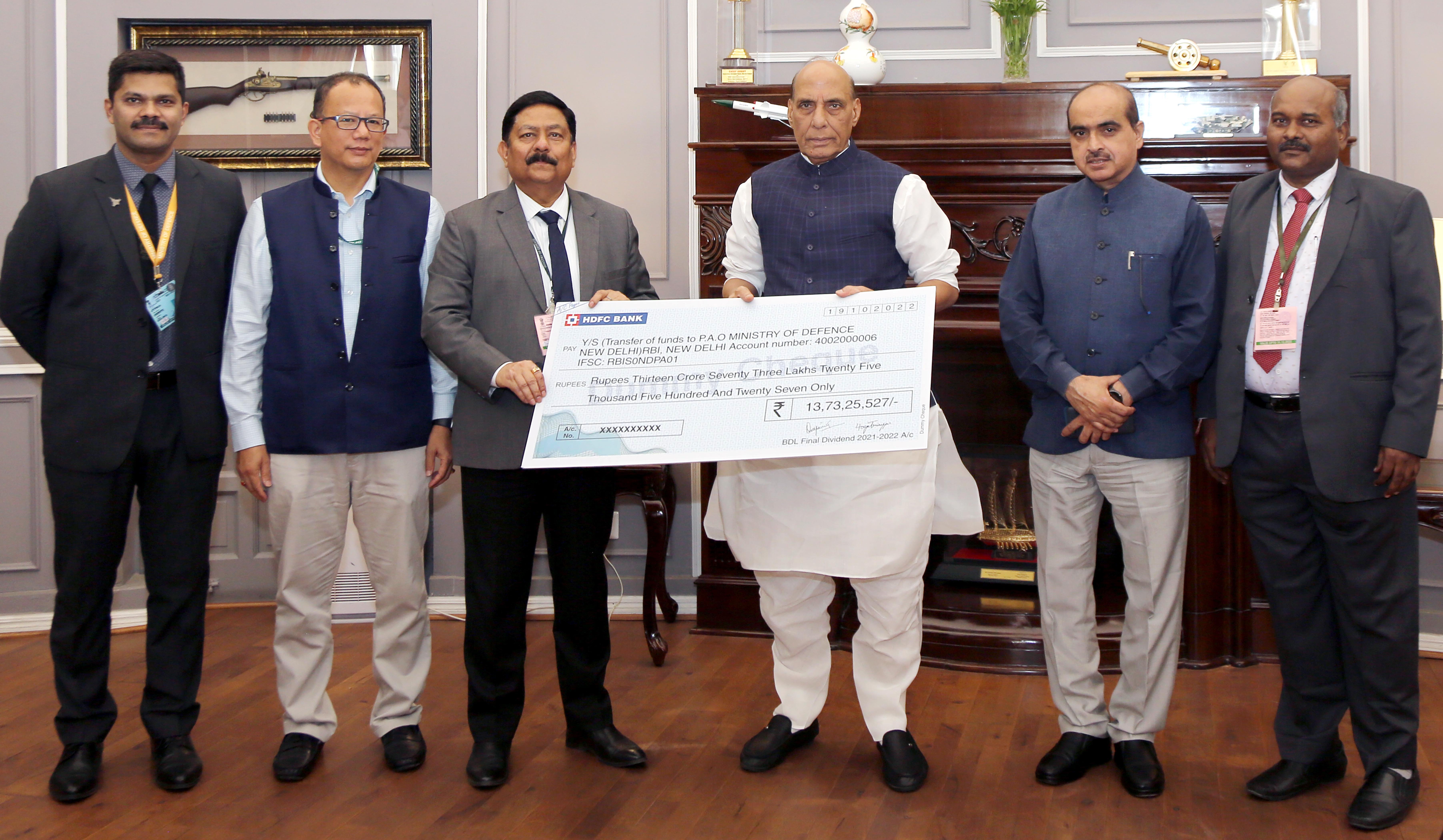 Raksha Mantri Shri Rajnath Singh receiving final dividend cheque of Rs 13.73 crore for Financial Year 2021-22 from Chairman & Managing Director, Bharat Dynamics Limited Commodore Siddharth Mishra (Retd) in New Delhi on November 01, 2022. 