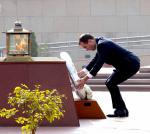 फ्रांसीसी गणराज्य के सशस्त्र बल मंत्री श्री सेबेस्टियन लेकोर्नू 28 नवंबर 2022 को नई दिल्ली में राष्ट्रीय समर स्मारक पर पुष्पांजलि अर्पित करते हुए।