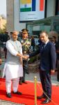 रक्षा मंत्री श्री राजनाथ सिंह 28 नवंबर 2022 को नई दिल्ली में भारत-फ्रांस वार्षिक रक्षा वार्ता से पहले फ्रांसीसी गणराज्य के सशस्त्र बल मंत्री श्री सेबेस्टियन लेकोर्नू का स्वागत करते हुए।