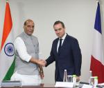 रक्षा मंत्री श्री राजनाथ सिंह 28 नवंबर 2022 को नई दिल्ली में भारत-फ्रांस वार्षिक रक्षा संवाद से पहले फ्रांसीसी गणराज्य के सशस्त्र बल मंत्री श्री सेबेस्टियन लेकोर्नू के साथ भेंटवार्ता करते हुए।