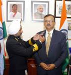 केंद्रीय सैनिक बोर्ड के सचिव कमोडोर एचपी सिंह सशस्त्र सेना ध्वज दिवस से पहले 06 दिसंबर 2022 को नई दिल्ली में सचिव (पूर्व सैनिक कल्याण) श्री विजय कुमार सिंह को सशस्त्र सेना फ्लैग लगाते हुए।
