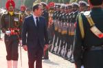 फ्रांसीसी गणराज्य के सशस्त्र बल मंत्री श्री सेबेस्टियन लेकोर्नू 28 नवंबर 2022 को नई दिल्ली में त्रि-सेवा गार्ड ऑफ ऑनर का निरीक्षण करते हुए।