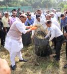 Raksha Mantri Shri Rajnath Singh carrying out shramdaan activities during a special cleanliness programme ‘Ek Taarikh, Ek Ghanta, Ek Saath’ organised by Controller General of Defence Accounts at its premises in Delhi Cantt., as part of ‘Swachhata Hi Sewa’ campaign, on October 01, 2023