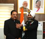 Secretary, Kendriya Sainik Board Commodore HP Singh pinning a badge on Raksha Rajya Mantri Shri Ajay Bhatt in New Delhi on the occasion of Armed Forces Flag Day.