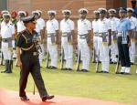 जनरल अनिल चौहान 30 सितंबर 2022 को नई दिल्ली में दूसरे प्रमुख रक्षा अध्यक्ष (सीडीएस) के रूप में पदभार संभालने से पहले तीनों सेनाओं के सम्मान गारद का निरीक्षण करते हुए।