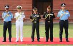 जनरल अनिल चौहान 30 सितंबर 2022 को नई दिल्ली में दूसरे प्रमुख रक्षा अध्यक्ष (सीडीएस) के रूप में पदभार संभालने से पहले वायुसेनाध्यक्ष एयर चीफ मार्शल वीआर चौधरी, थलसेनाध्यक्ष जनरल मनोज पांडे और सह नौसेनाध्यक्ष वाइस एडमिरल एसएन घोरमाड़े के साथ।