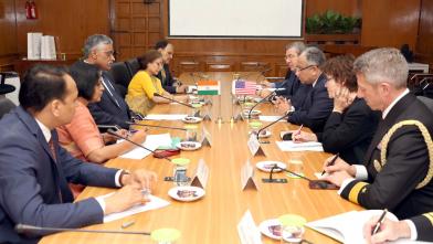 रक्षा सचिव श्री गिरिधर अरमने 17 नवंबर2022 को नई दिल्ली में अमेरिका के नौसेना सचिव श्री कार्लोस डेल टोरो के साथ भेंटवार्ता करते हुए।