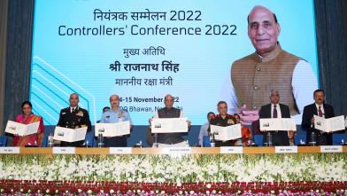 रक्षा मंत्री श्री राजनाथ सिंह 14 नवंबर 2022 को नई दिल्ली में दो दिवसीय नियंत्रक सम्मेलन के उद्घाटन सत्र के दौरान रक्षा लेखा विभाग के 275 वर्ष पूरे होने के उपलक्ष्य में एक डाक टिकट और एक विशेष कवर एनवेलप जारी करते हुए। इस अवसर पर प्रमुख रक्षा अध्यक्ष (सीडीएस) जनरल अनिल चौहान; वायुसेनाध्यक्ष एयर चीफ मार्शल वीआर चौधरी; नौसेनाध्यक्ष एडमिरल आर हरि कुमार; रक्षा सचिव श्री गिरिधर अरमने; पूर्व सैनिक कल्याण विभाग के सचिव श्री विजय कुमार सिंह वित्तीय सलाहकार (रक्षा सेवाएं) श्रीमती रसिका चौबे और दिल्ली सर्किल की चीफ प