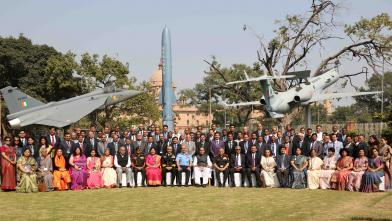 रक्षा मंत्री श्री राजनाथ सिंह 14 नवंबर 2022 को नई दिल्ली में रक्षा लेखा विभाग के दो दिवसीय नियंत्रक सम्मेलन के उद्घाटन सत्र के दौरान प्रधान रक्षा लेखा नियंत्रकों/रक्षा लेखा नियंत्रकों/एकीकृत वित्तीय सलाहकारों के साथ। इस अवसर पर प्रमुख रक्षा अध्यक्ष (सीडीएस) जनरल अनिल चौहान; वायुसेनाध्यक्ष एयर चीफ मार्शल वीआर चौधरी नौसेनाध्यक्ष एडमिरल आर हरि कुमार; रक्षा सचिव श्री गिरिधर अरमने पूर्व सैनिक कल्याण विभाग के सचिव श्री विजय कुमार सिंह; वित्तीय सलाहकार (रक्षा सेवाएं) श्रीमती रसिका चौबे और दिल्ली सर्किल की चीफ पोस्